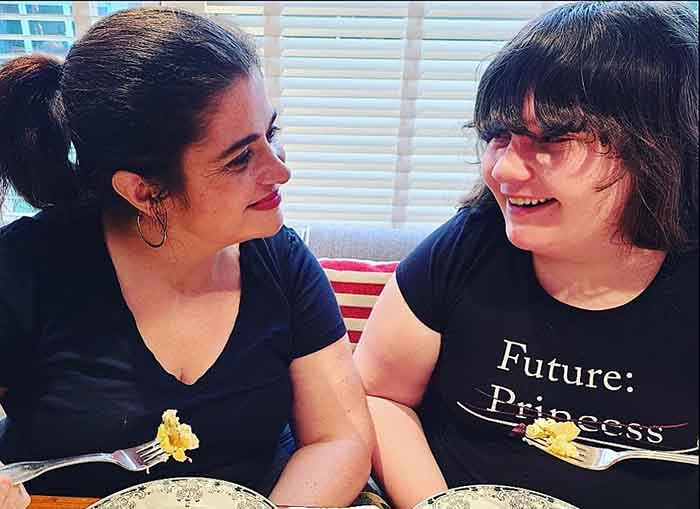 Photo of chef Alex Guarnaschelli and her daughter.