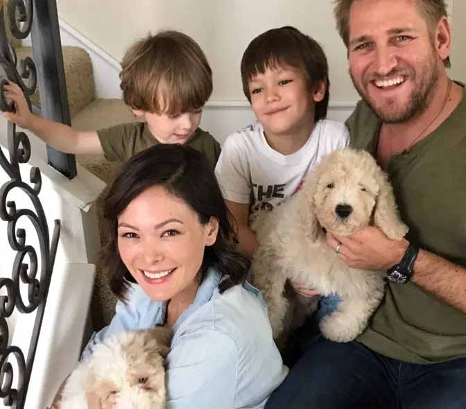 Photo of Curtis Stone and his wife and children.